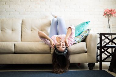 Kadın büyük kulaklıklar ile