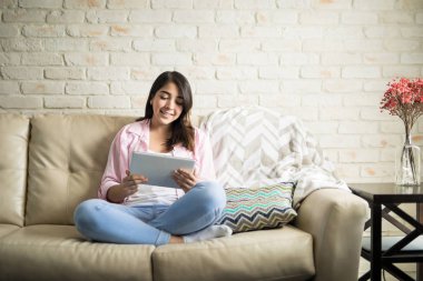 Tablet bilgisayar kullanan kadın