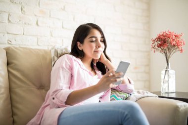 telefon mesaj attığın için kullanan kadın