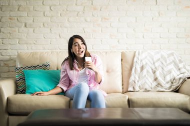 İspanyol kadın eğleniyor