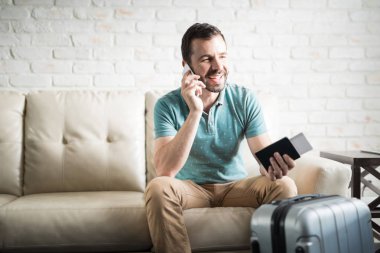 Telefonla konuşan Latince adam