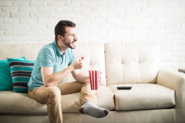 Yakışıklı adam yeme patlamış mısır