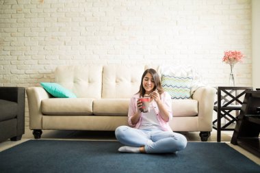 Çikolatalı dondurma yiyen kadın.