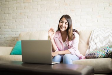 dizüstü bilgisayar kullanan İspanyol kadın