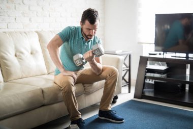 İspanyol adam halter kaldırma