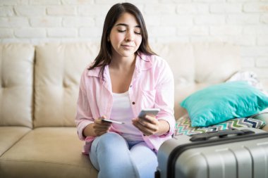 telefon mesaj attığın için kullanan kadın