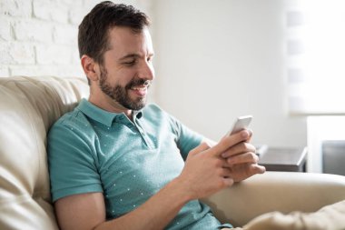 Adam online eğleniyor 