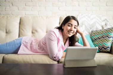 Tablet bilgisayar kullanan kadın