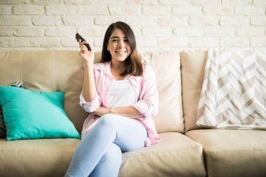 Tv uzaktan ile İspanyol kadın