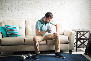 İspanyol adam halter kaldırma