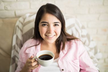 Sıcak kahve içen kadın.