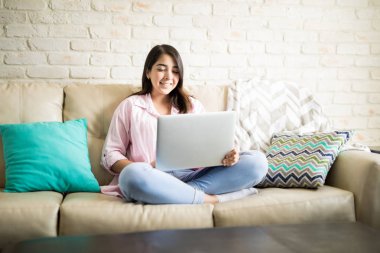 dizüstü bilgisayar kullanan İspanyol kadın