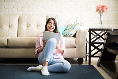 Tablet bilgisayar kullanan kadın