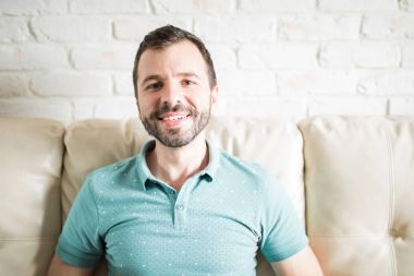  Man ontspannen op Bank