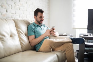 Telefon kullanan Latince adam