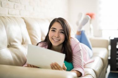 Tablet bilgisayar kullanan kadın