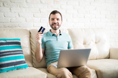 İnternetten alışveriş yapan adam