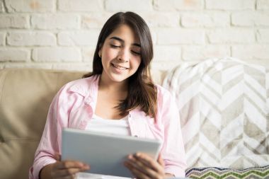 Tablet bilgisayar kullanan kadın