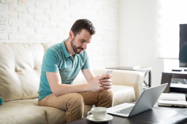 Telefon kullanan Latince adam