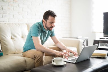 adam kız arkadaşı ile sohbet 