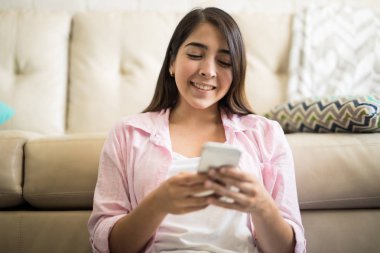 telefon mesaj attığın için kullanan kadın