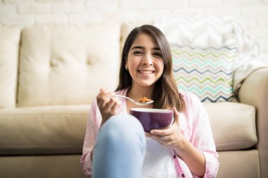 Yerde oturan kadın.