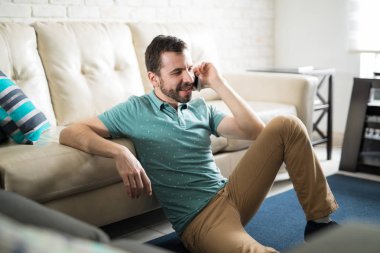 Telefonla konuşan Latince adam