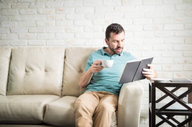 Elinde kahve tutan adam.