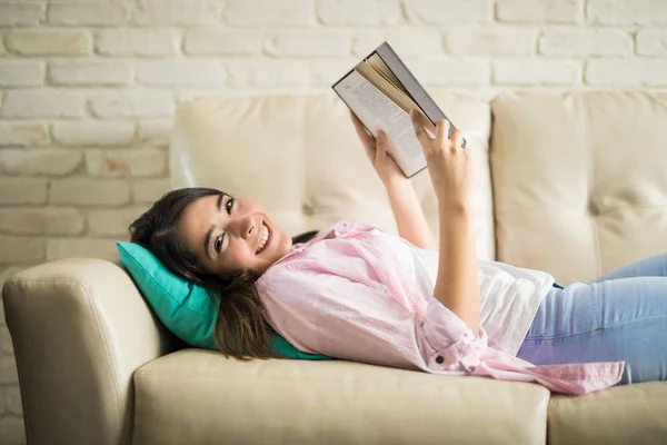 Mujer hispana sosteniendo libro — Foto de Stock