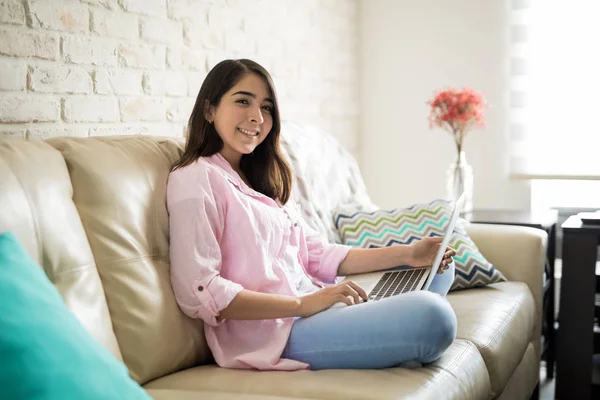Hispanic woman using laptop — Stock Photo, Image