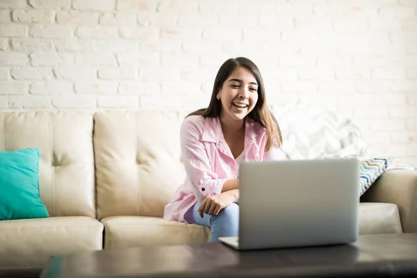 Lateinische Frau Video-Chat — Stockfoto