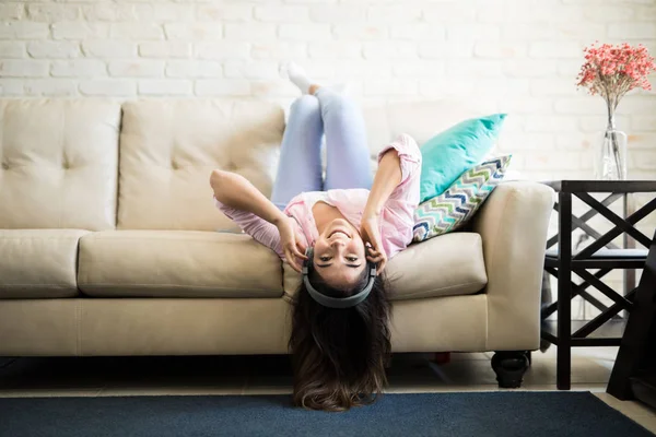 Kadın büyük kulaklıklar ile