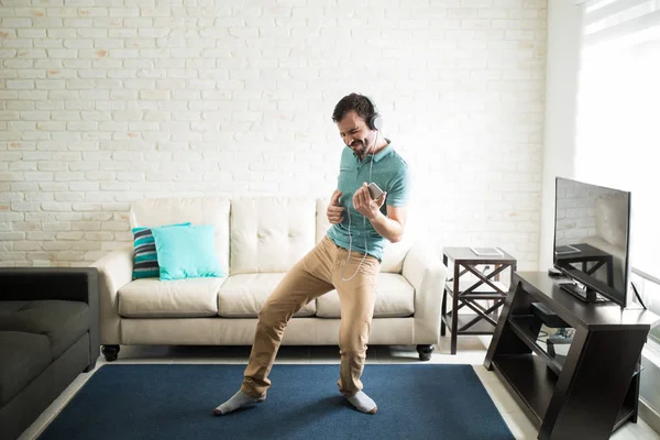 Hombre guapo bailando — Foto de Stock