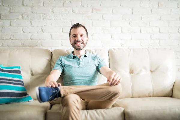 Mann sitzt auf einem Sofa — Stockfoto