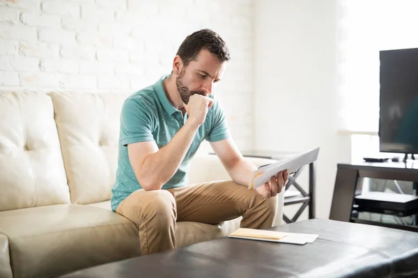 Man med allvarligt ansikte — Stockfoto