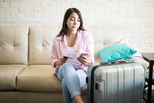 Brunette gebruikend haar smartphone — Stockfoto