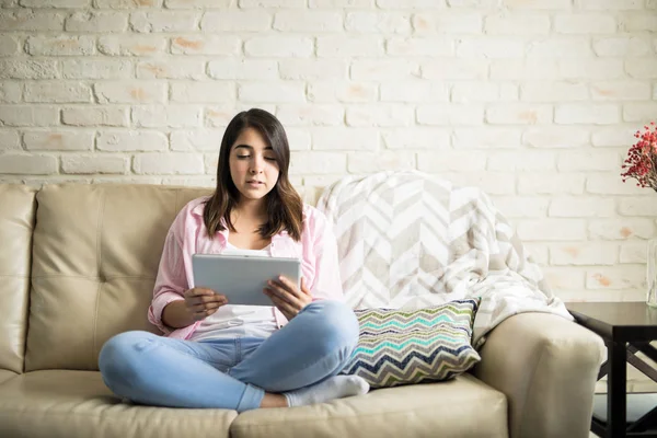 Tablet bilgisayar kullanan kadın