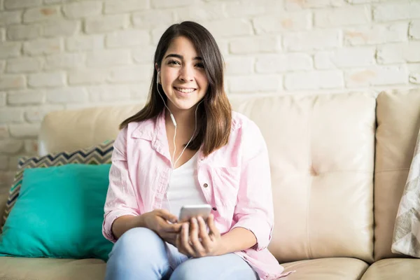 Vrouw met behulp van de telefoon voor het texting — Stockfoto