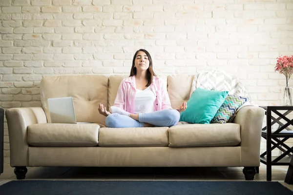 女性の部屋に座って — ストック写真