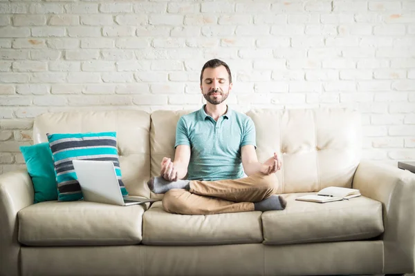Hombre haciendo algo de meditación —  Fotos de Stock