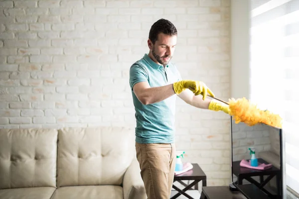 Homme garder la maison propre — Photo