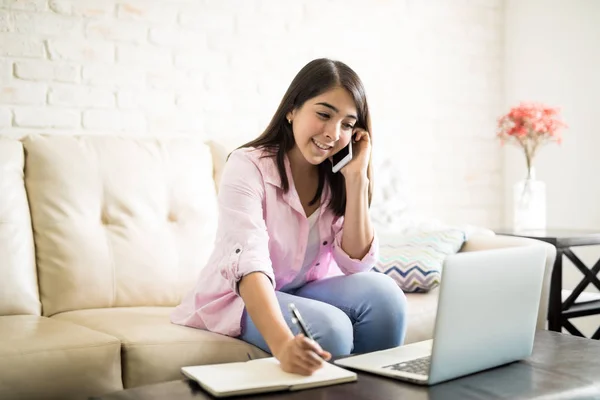 Belle femme en utilisant le téléphone — Photo