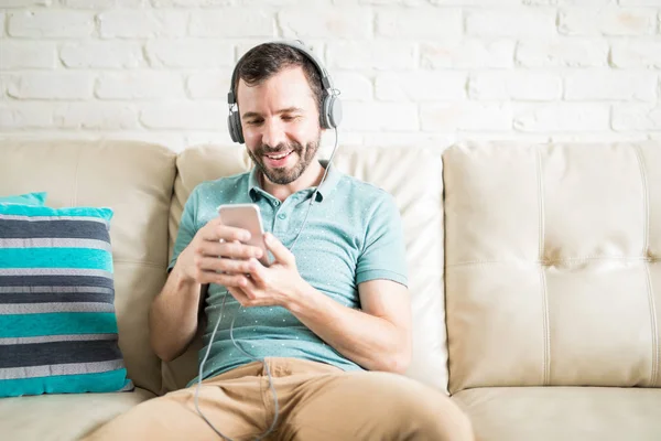 Man with headphones in living room — Stock Photo, Image