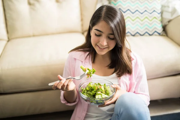 女性楽しむグリーン サラダ — ストック写真