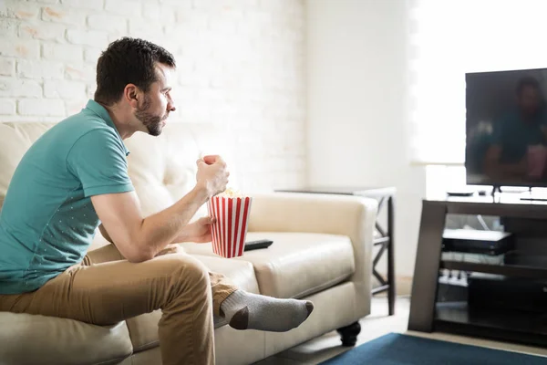 Schöner Mann isst Popcorn — Stockfoto