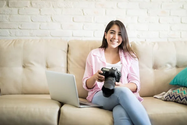 Vrouw beoefenen vaardigheden met camera — Stockfoto