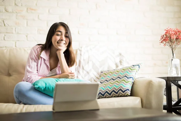 Mulher usando computador tablet — Fotografia de Stock