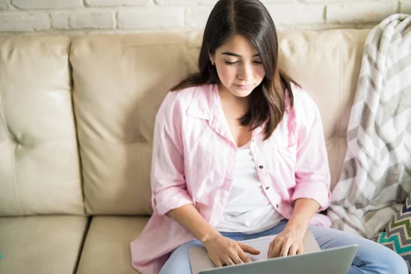Spanyol nő használ laptop — Stock Fotó
