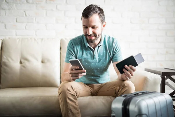 Man met koffer en paspoort — Stockfoto