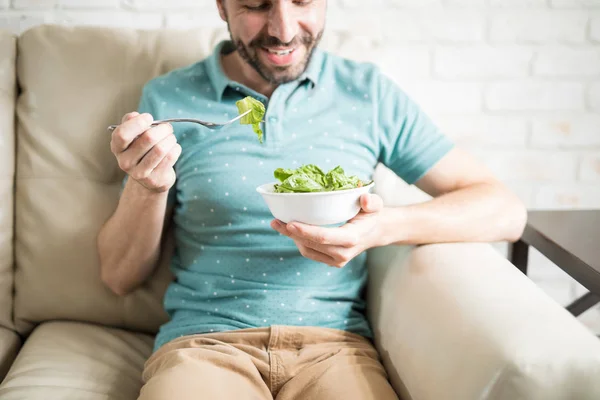 男人吃新鲜和绿色沙拉 — 图库照片